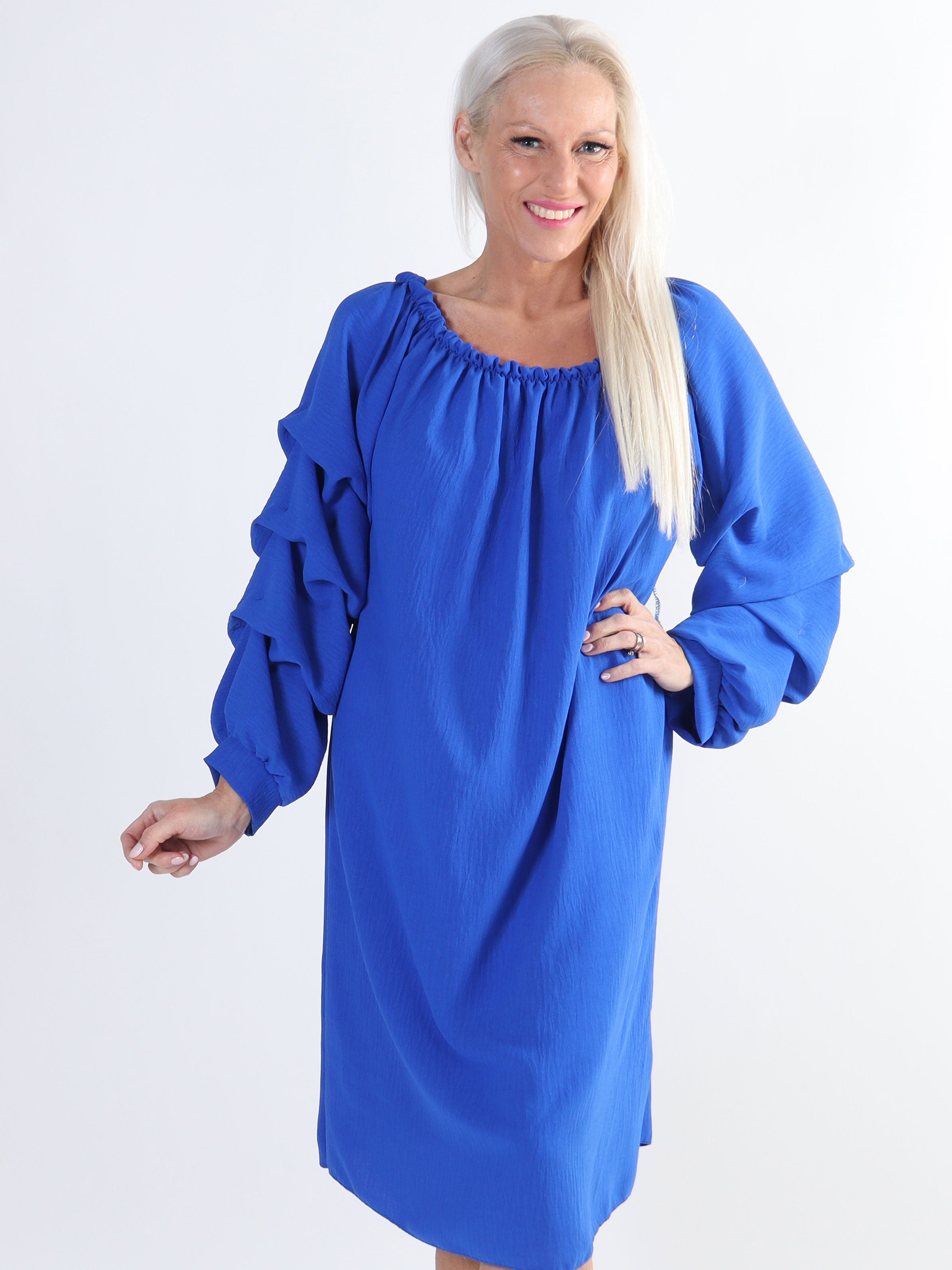 Joanna - Plus size kjole i viskose med rynk på ærmerne